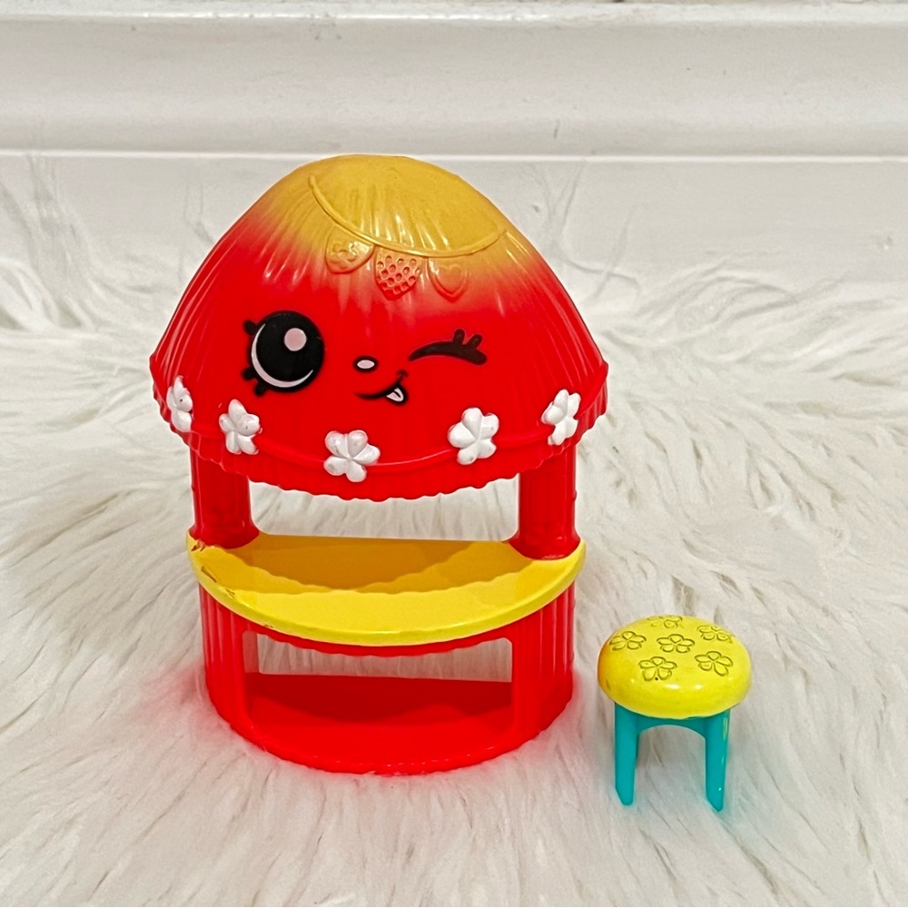 Shopkins Fashion Spree Tropical Collection’s Hula Hut and Stool